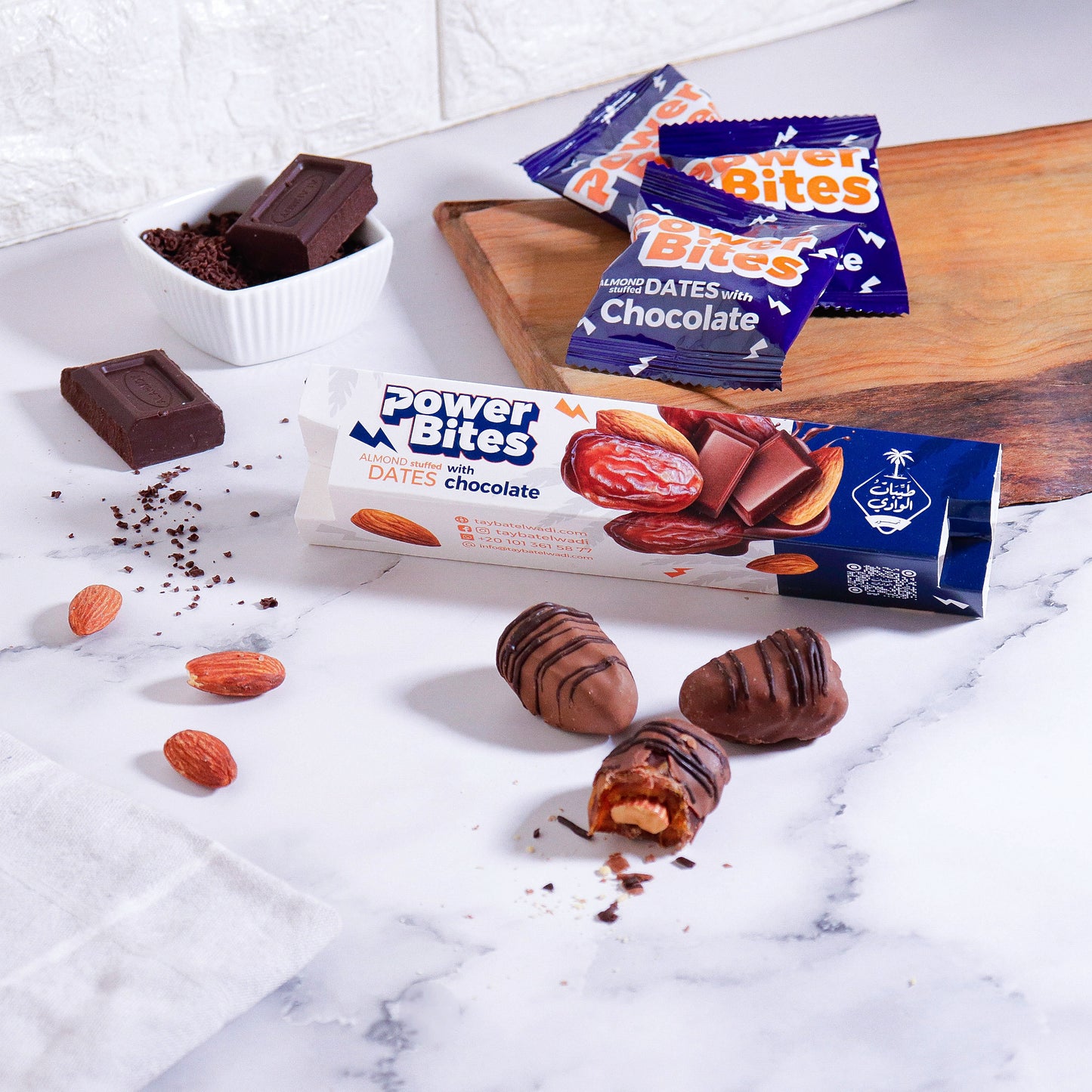 بار تمر شكولاتة باللوز